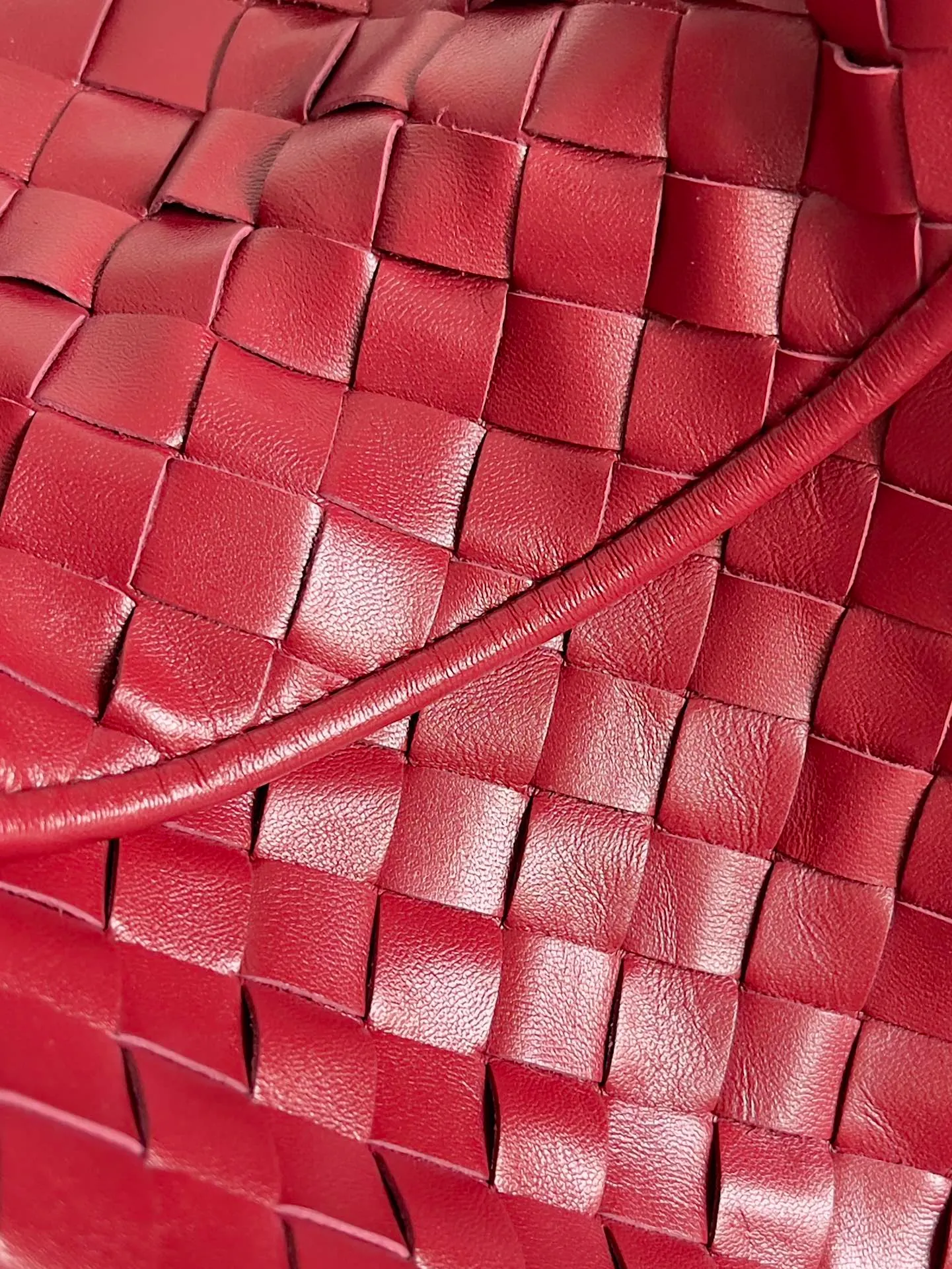 Batch 2160 Recently, I seem to be obsessed with this bag from BV~ The new Hop is really not too beautiful. The whole bag has no seams. The bag body and handles are made of one piece of leather. It embodies the style and essence of Bottega Veneta. It truly represents craftsmanship and creativity. The large size has a very loose and lazy upper body. Big bag lovers will definitely not regret buying it. Style number: 763970 Size: 53*24*13